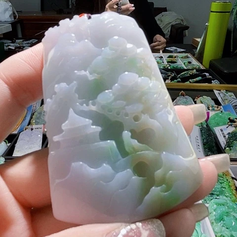 翡翠未镶嵌颈饰一个