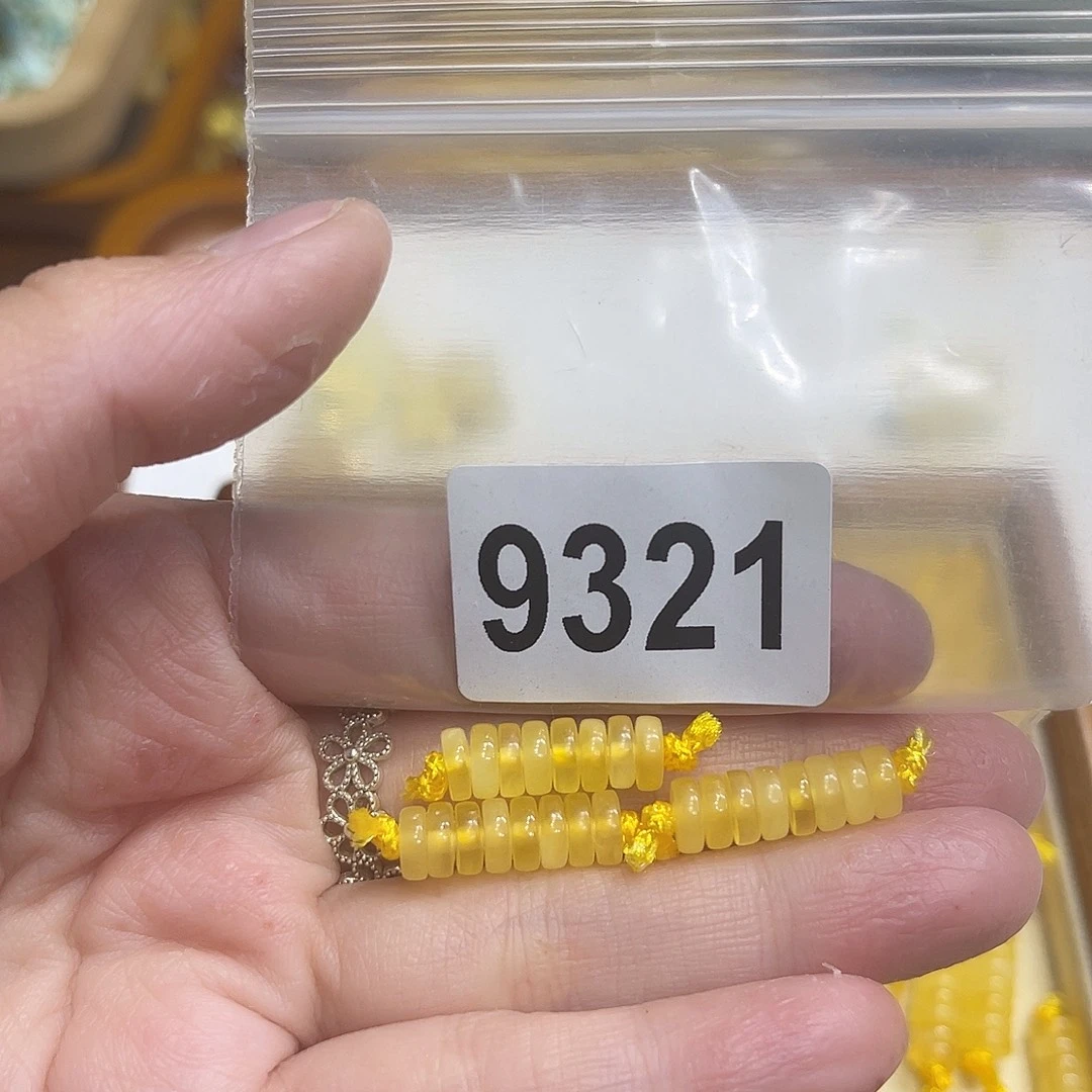 琥珀未镶嵌颈饰蜜蜡