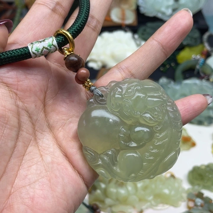 蛇纹石玉未镶嵌颈饰