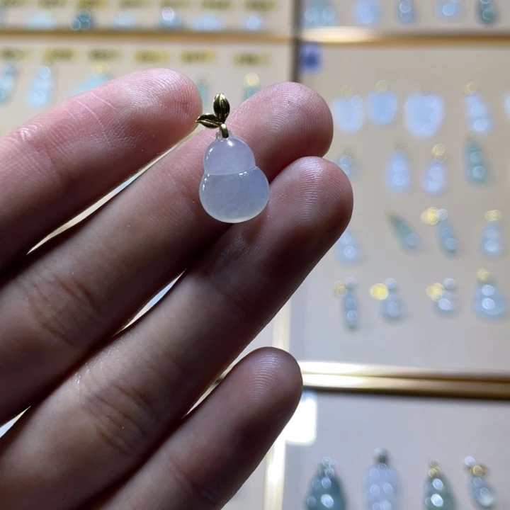 翡翠18K金镶嵌颈饰葫芦
