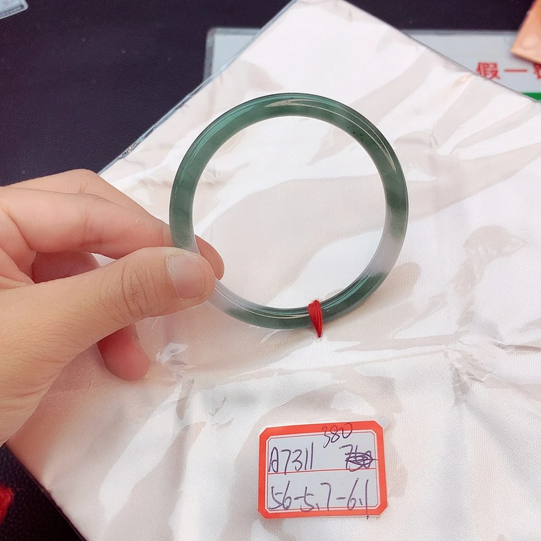 翡翠手镯未镶嵌翡翠