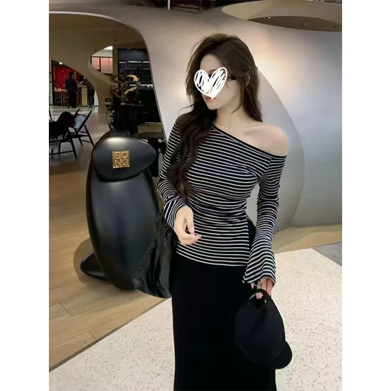 春季美式辣妹黑色条纹斜肩开叉长袖设计感小众露肩修身显瘦女上衣