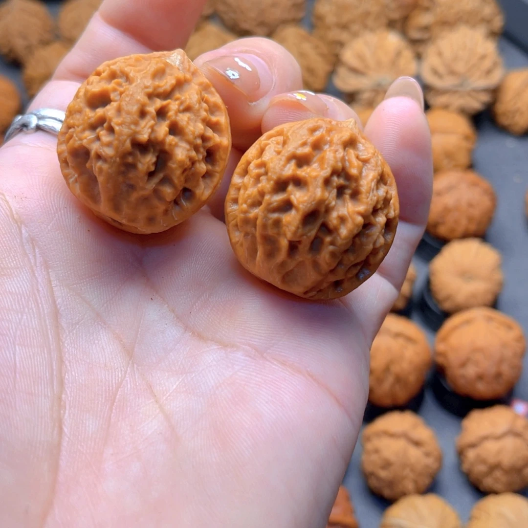 核桃文玩把件小珊瑚