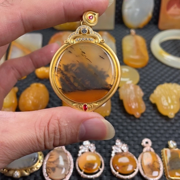 石英质玉（黄龙玉）未镶嵌颈饰