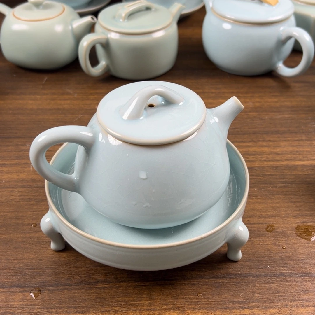 摆件瓷天青釉水石瓢壶