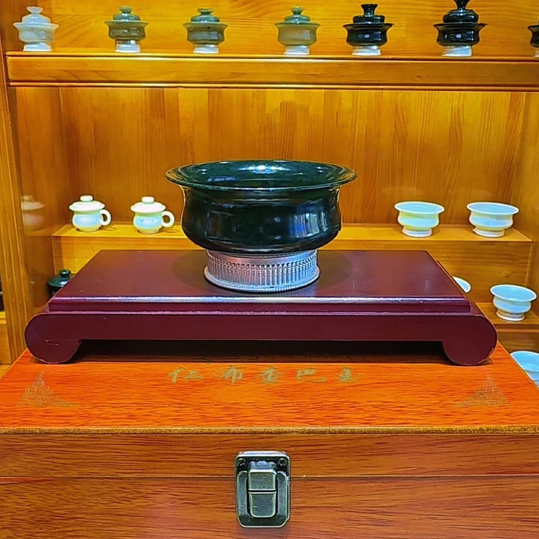 只买单纯的吊坠，没带链子，属的性质。吊坠 仁布玉无盖茶杯