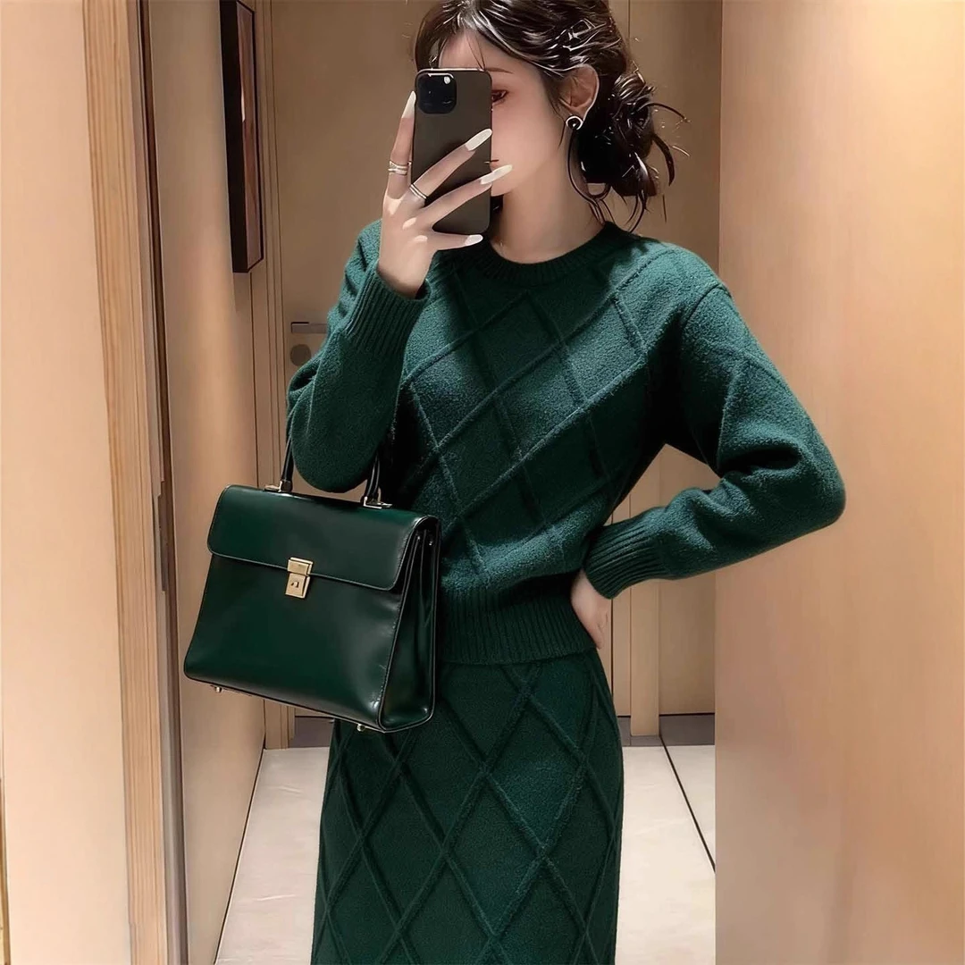 秋冬搭配一整套气质高级感菱格纹深绿色毛衣显瘦半身裙针织套装女