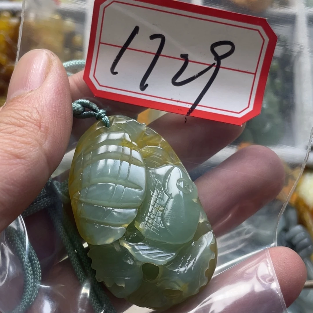 蛇纹石玉颈饰未镶嵌吊坠