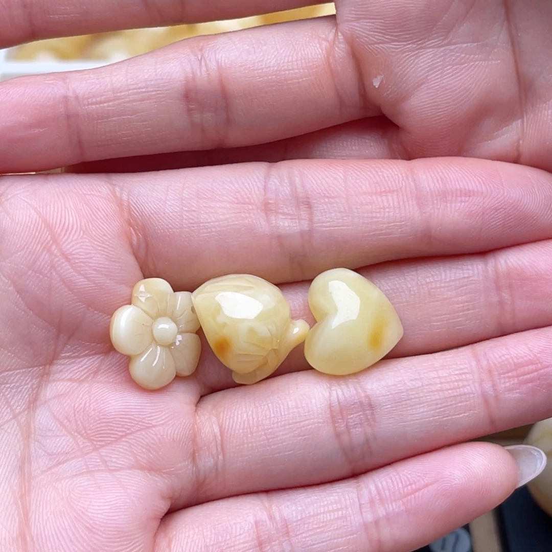 ****°未镶嵌琥珀裸石蜜蜡雕刻件 思思