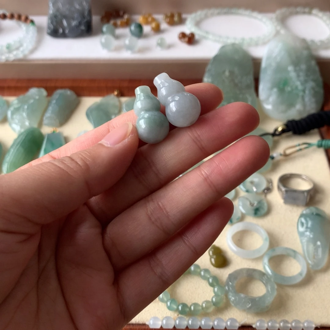 翡翠未镶嵌颈饰葫芦