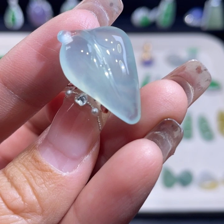 翡翠未镶嵌颈饰叶子