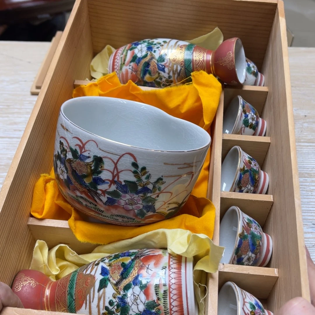 瓷片集**器密密麻麻地排列着一个大