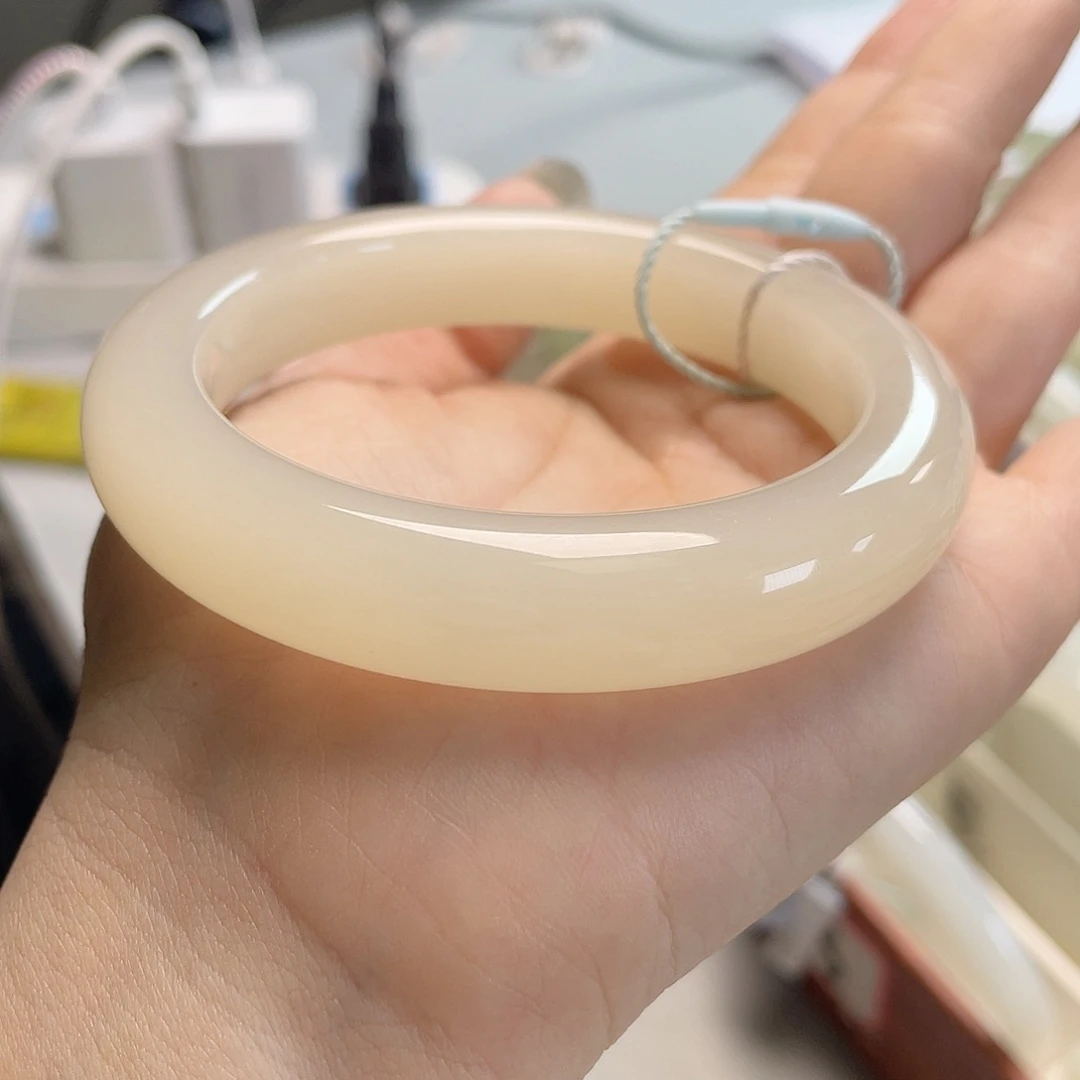 和田玉未镶嵌手镯冰胶，满色，底子细腻，无包容，价格香