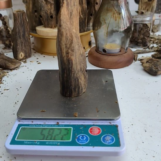 沉香碎屑沉香虫漏蓝宝石小料53克