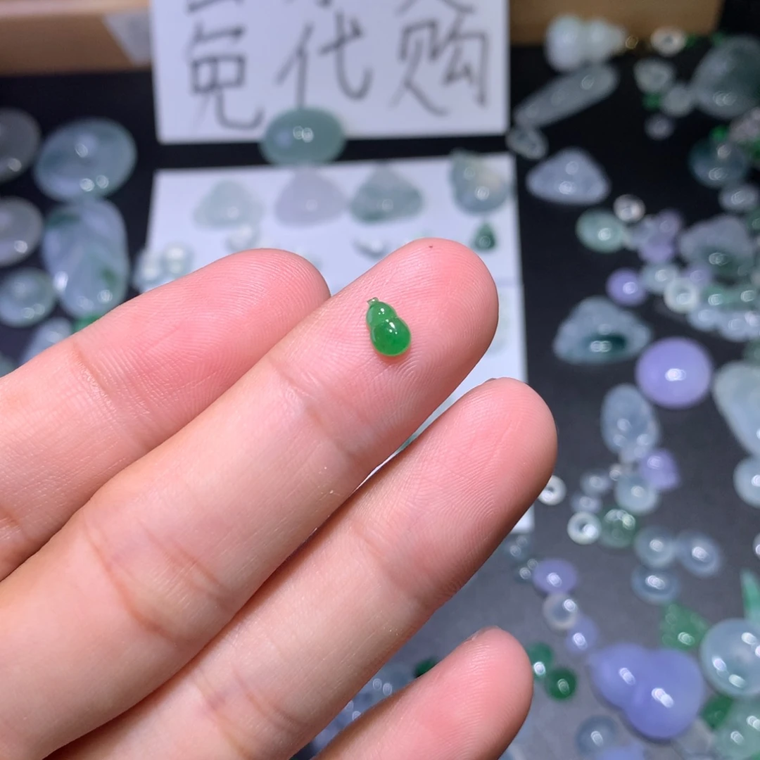 翡翠未镶嵌颈饰绿葫芦
