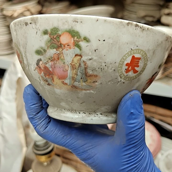 瓷片盘子碗茶壶啥都有