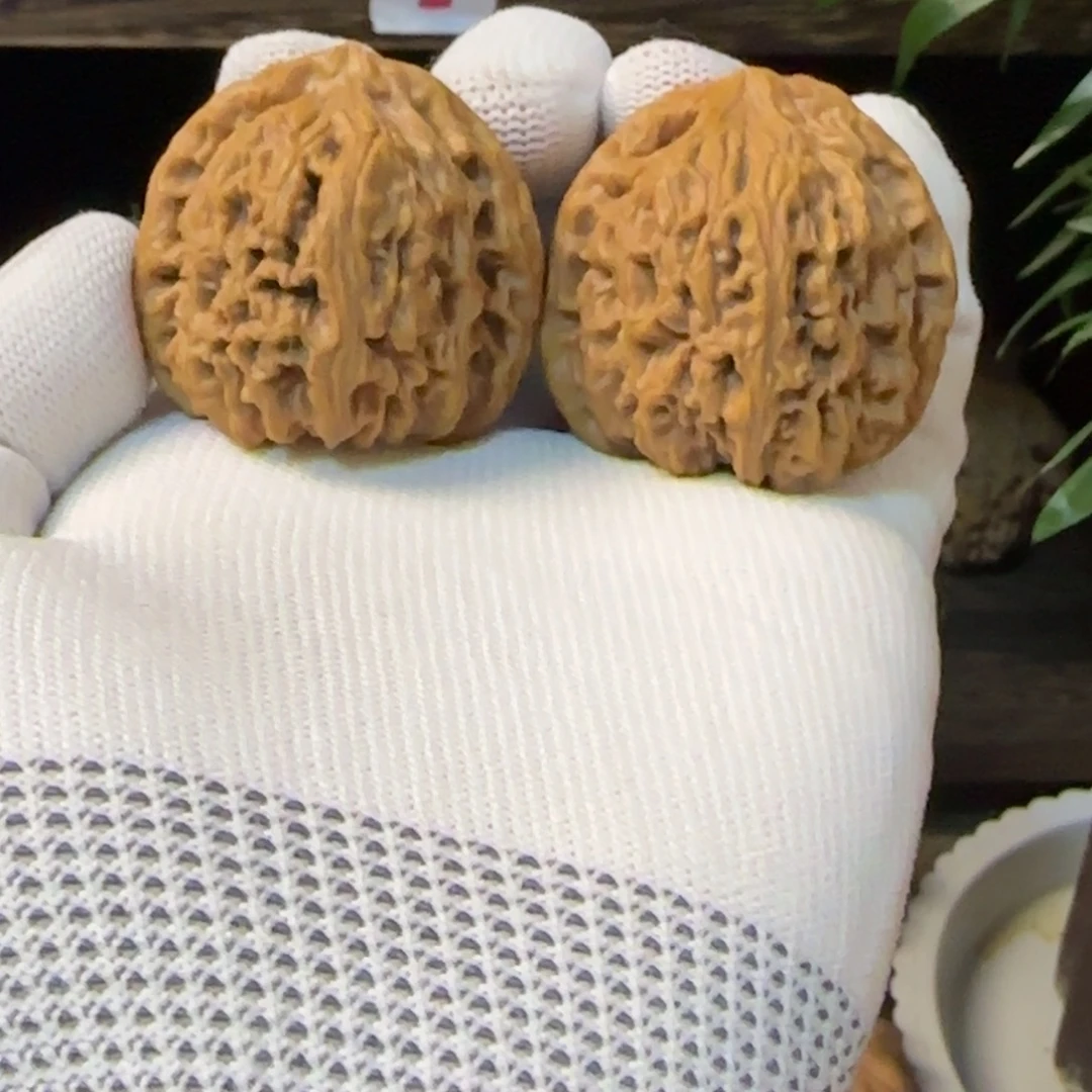 奇***诺文玩核桃把件南将石尖带黄