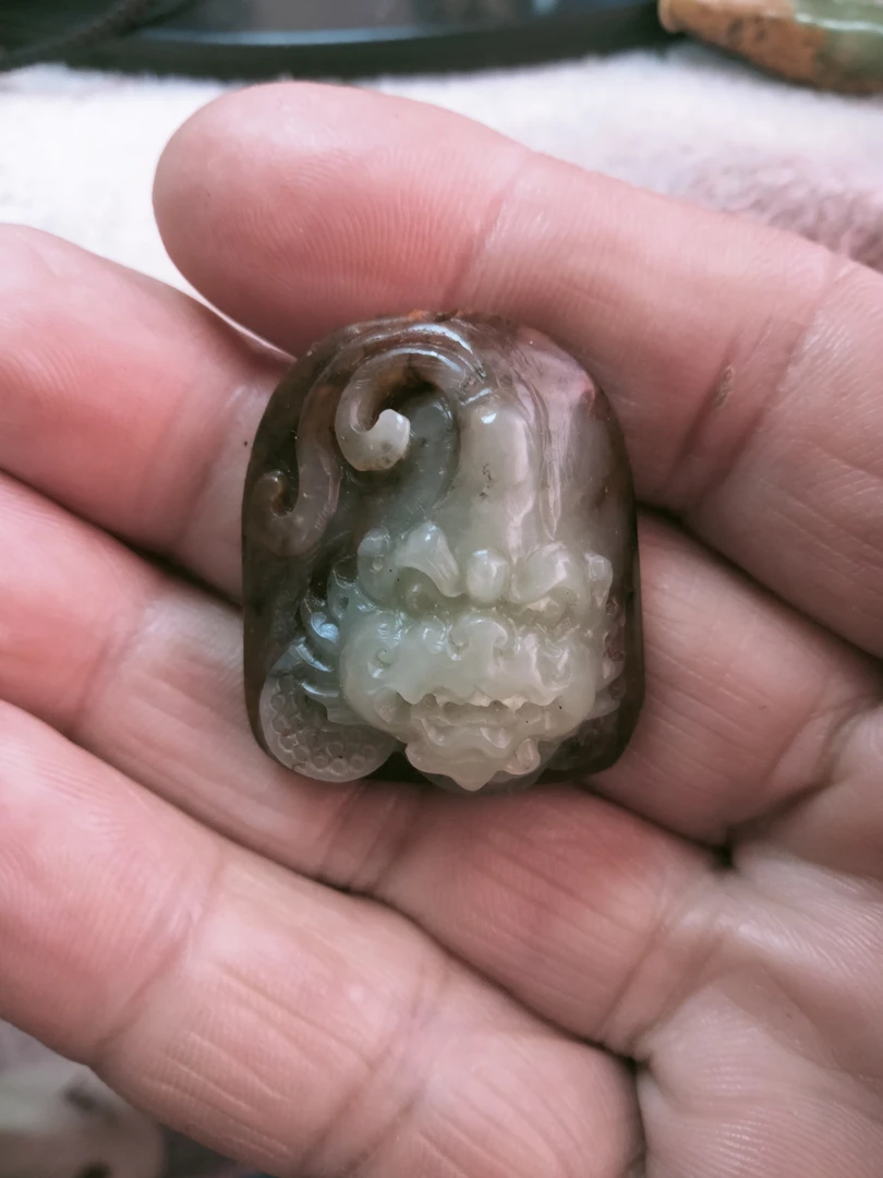 岫岩透闪石河磨玉挂件