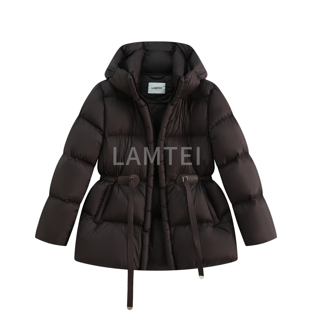 赵老板【LAMTEI】兰地 2025年冬季中长款收腰抽绳连帽95鹅绒服LD699