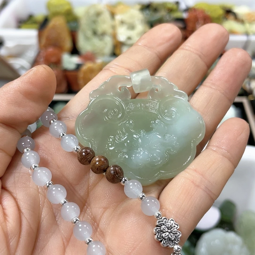 蛇纹石玉颈饰合金