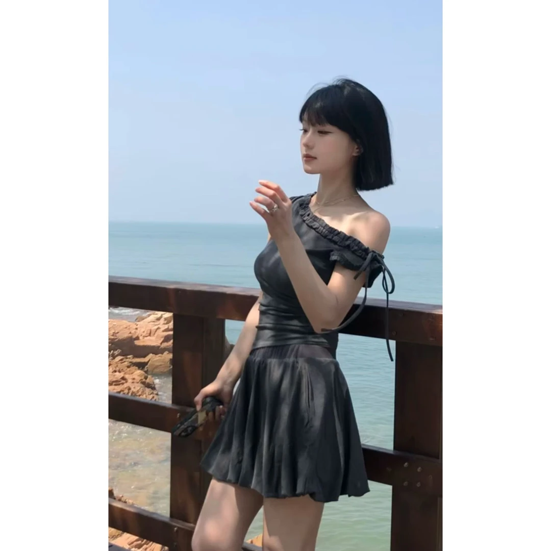 韩系纯欲少女感灰色不规则斜肩木耳边吊带上衣花苞短裙时尚套装女