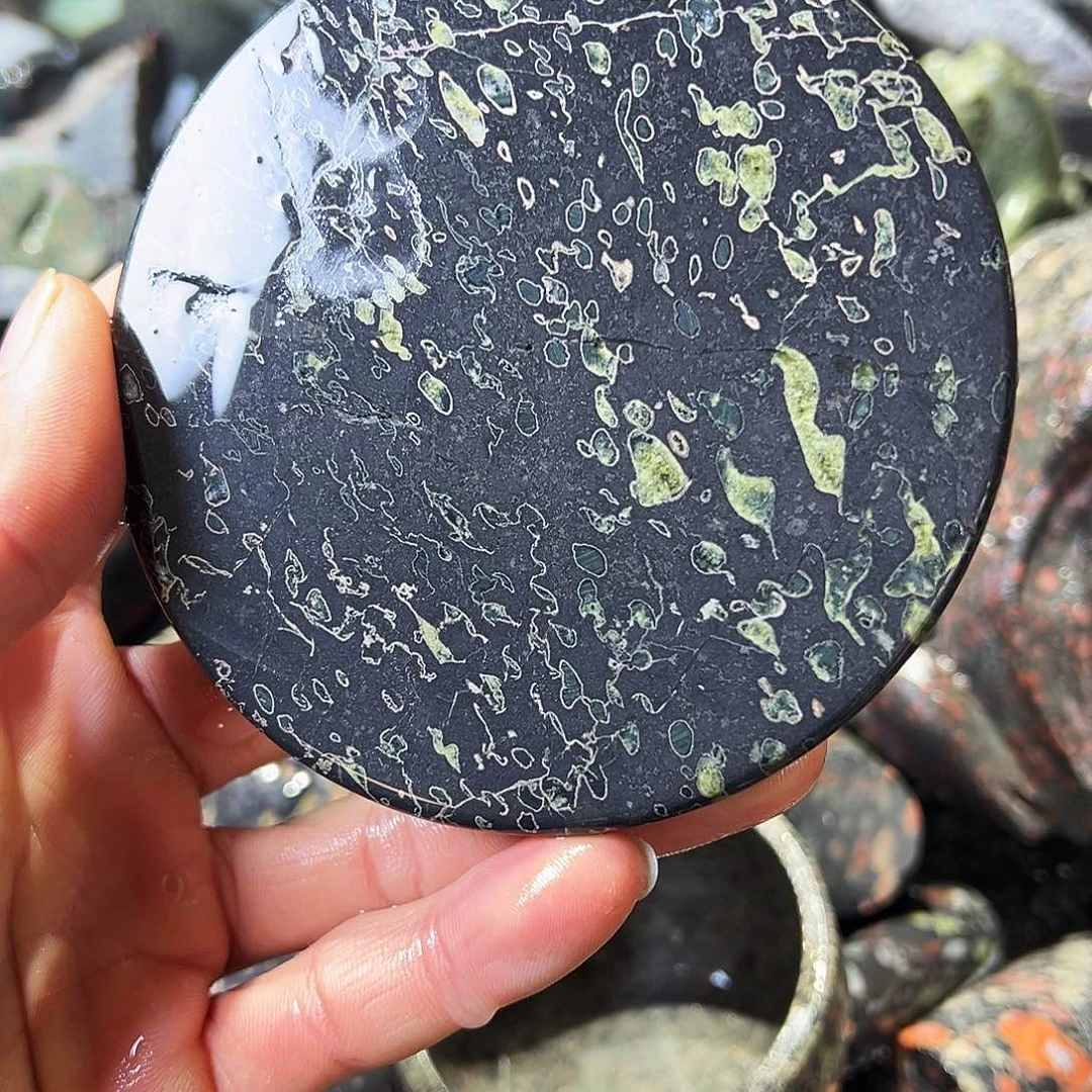 梅花玉茶周边鱼缸石微瑕不退不换