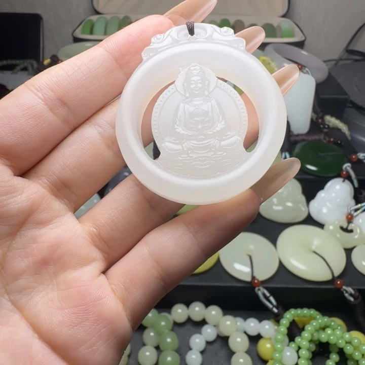 新疆老料羊脂白圆牌观音