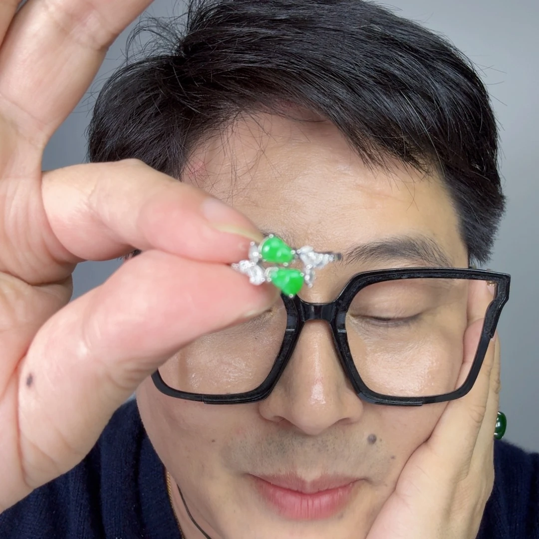 翡翠未镶嵌颈饰一件