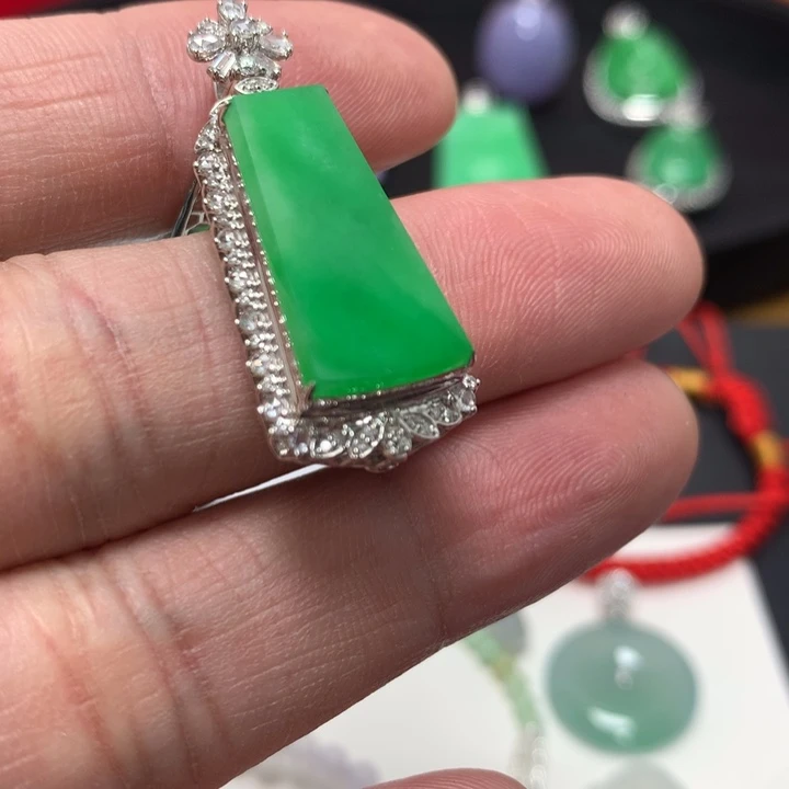 翡翠颈饰18K金镶嵌格****屋无事牌