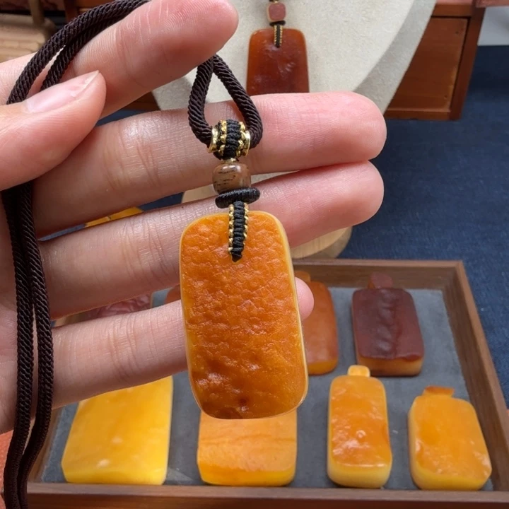 蜜蜡未镶嵌吊坠(赠链)