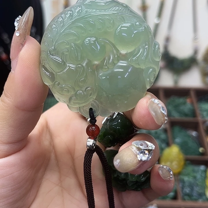 蛇纹石玉未镶嵌颈饰