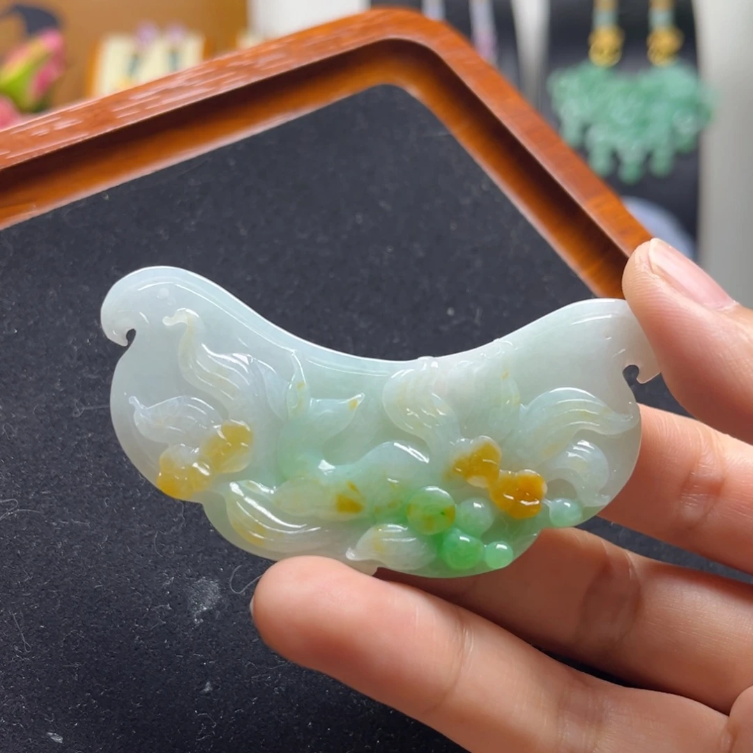 翡翠未镶嵌颈饰九尾狐