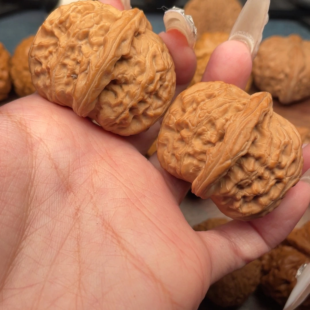 文玩核桃把件全品，红皮三角球白41肚43