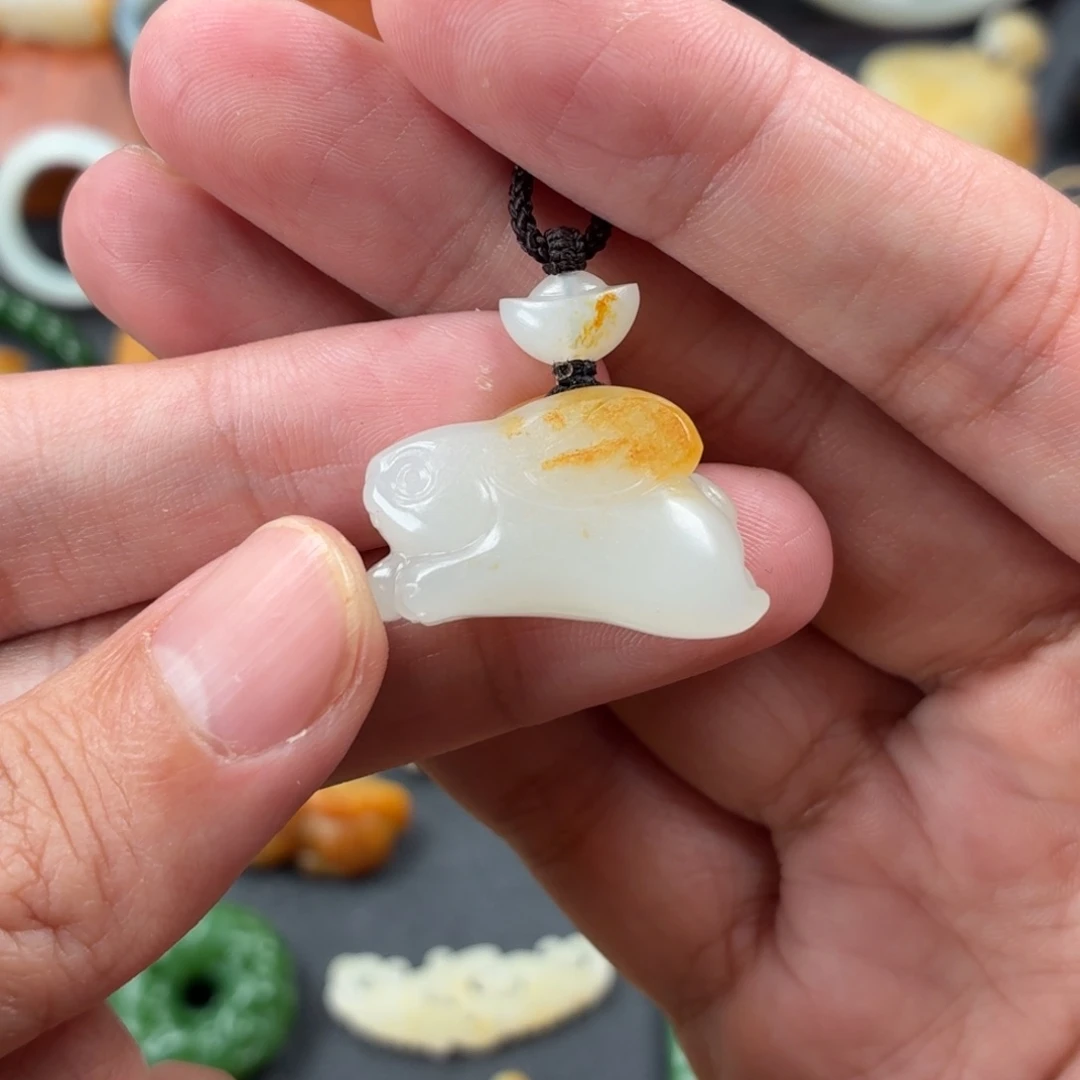 布***生和田玉未镶嵌颈饰