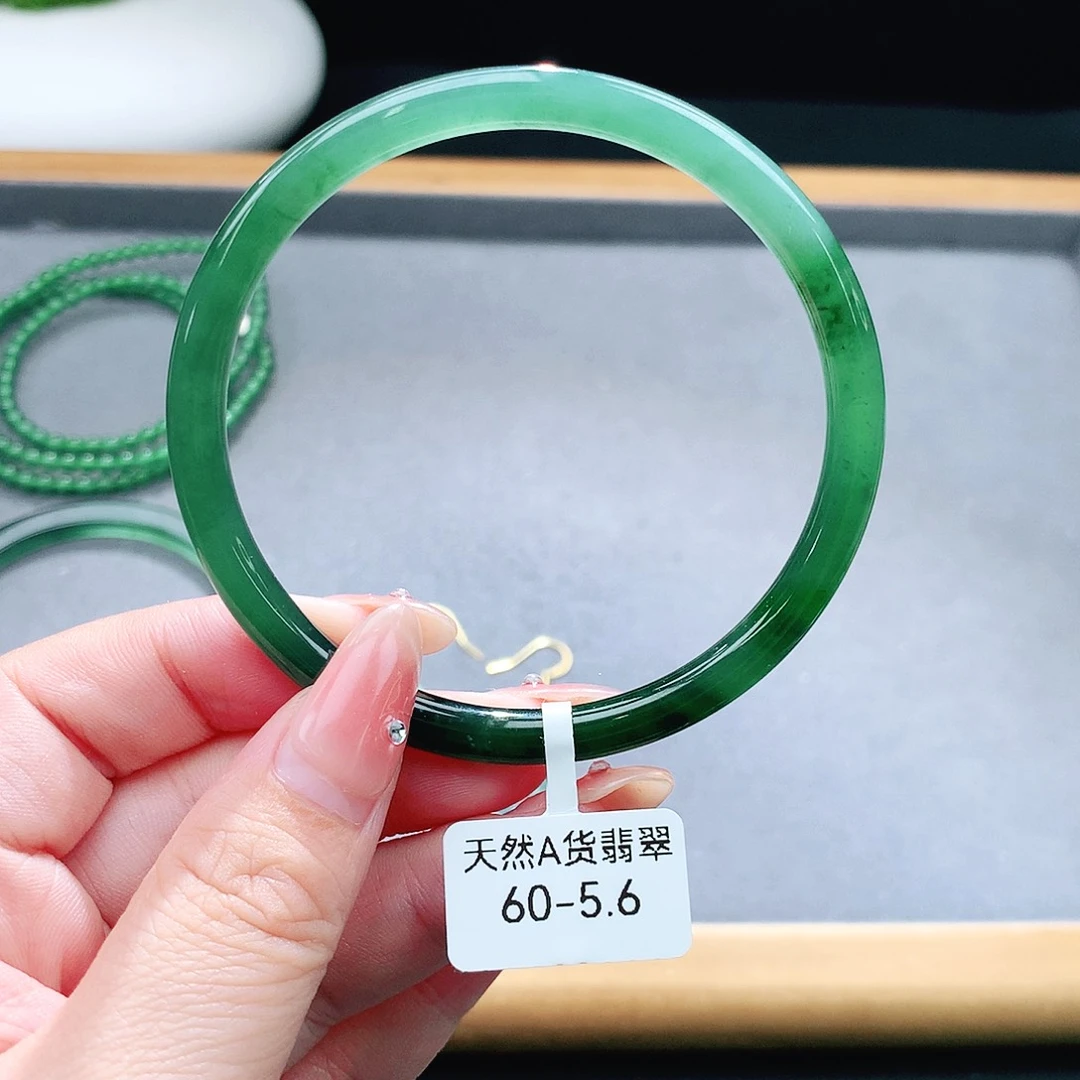 未镶嵌手镯（圆镯）翡翠