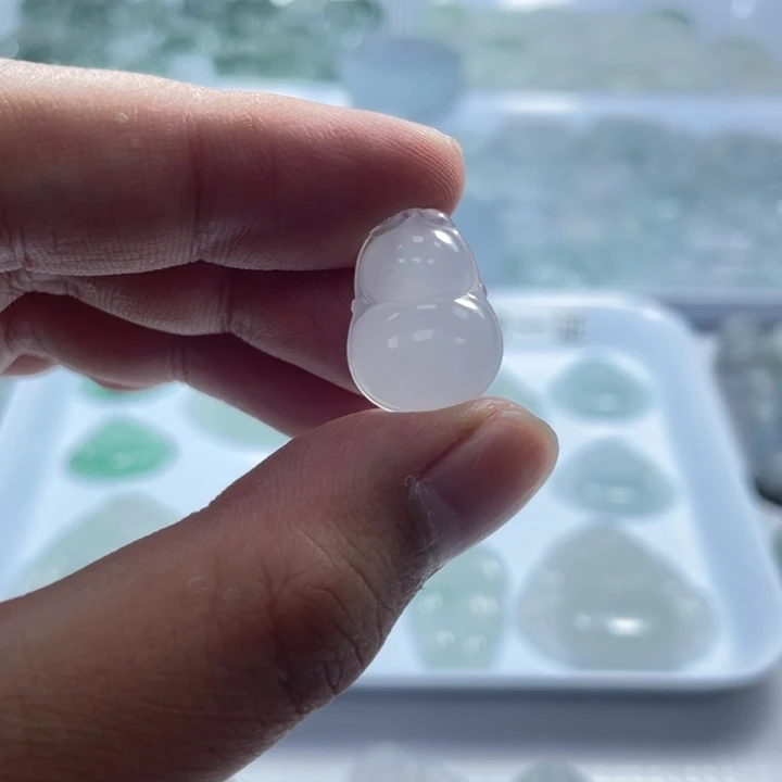 翡翠未镶嵌颈饰葫芦