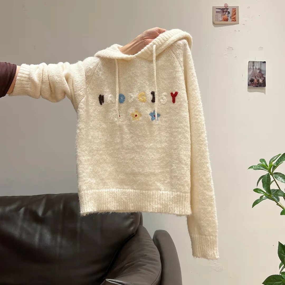小婉薇 白色连帽毛针织长袖毛衣女秋冬穿搭卫衣打底字母刺绣上衣