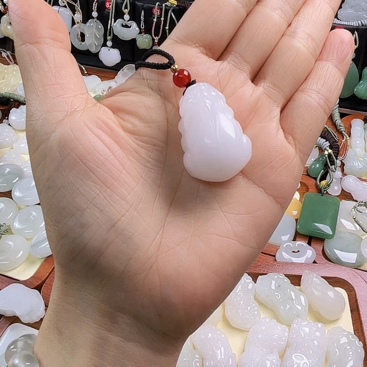 石英质玉未镶嵌颈饰