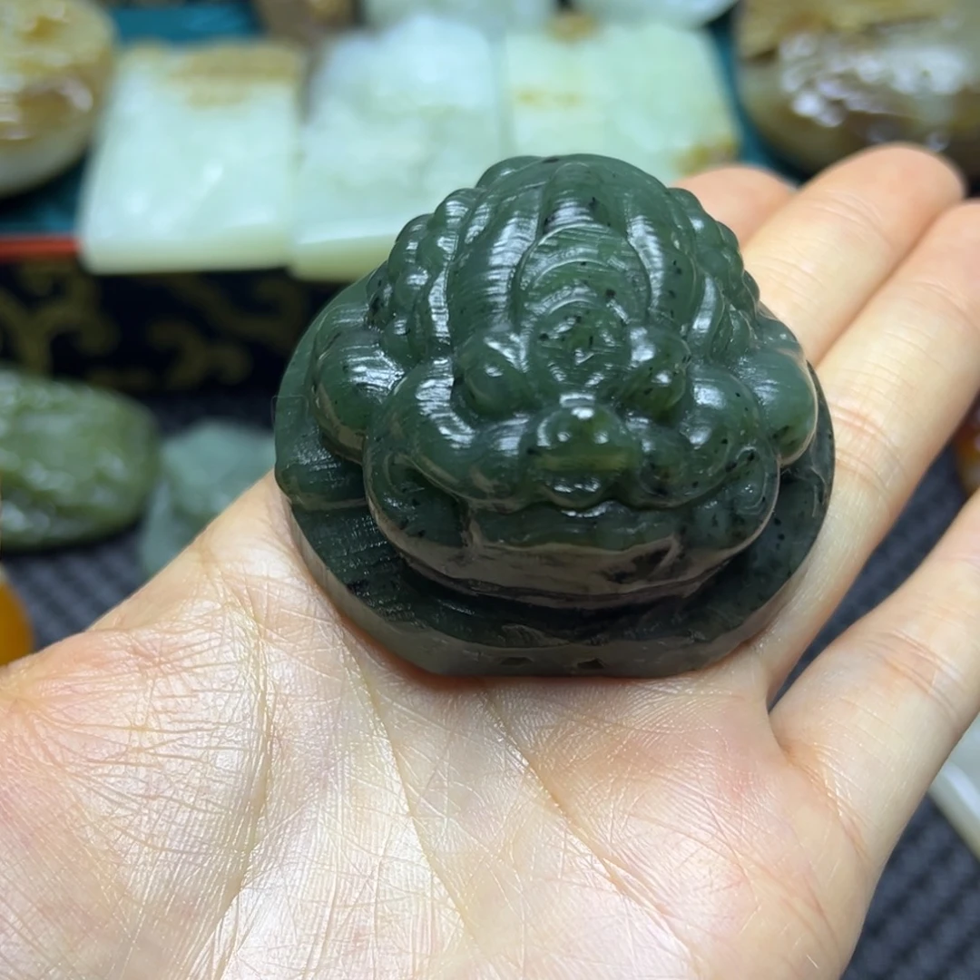 和田玉未镶嵌把件