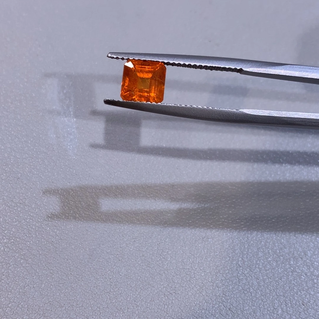 未镶嵌石榴石（芬达石）裸石2.5克拉