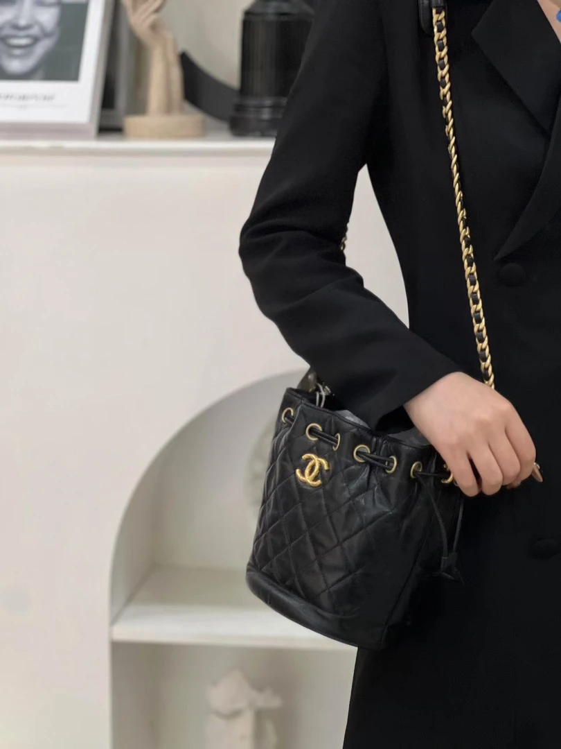 99新 Chanel/香奈儿 菱格纹抽绳水桶黑金牛/优品