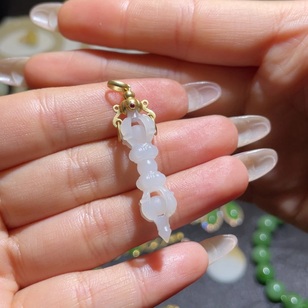 和田玉18K金镶嵌颈饰小*松