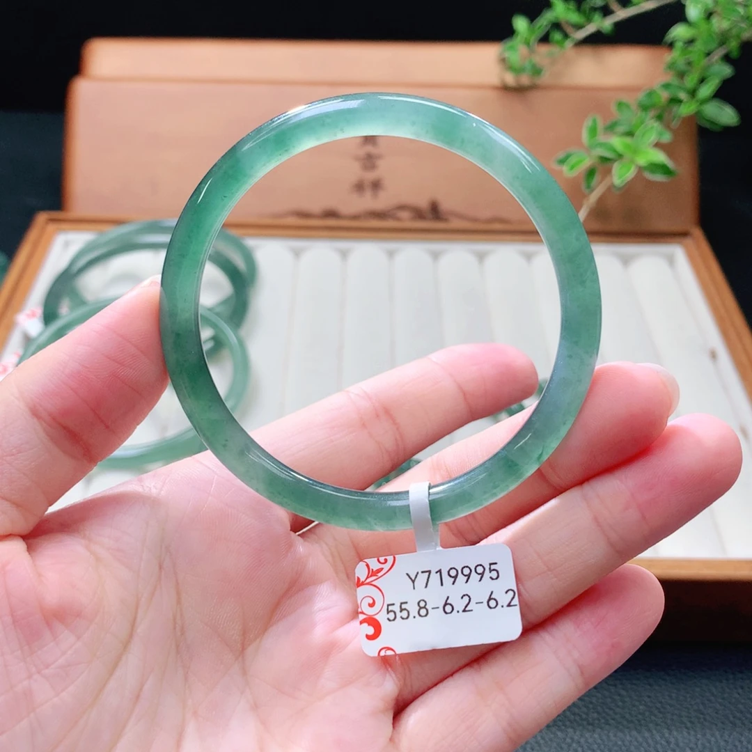 未镶嵌手镯（圆镯）翡翠