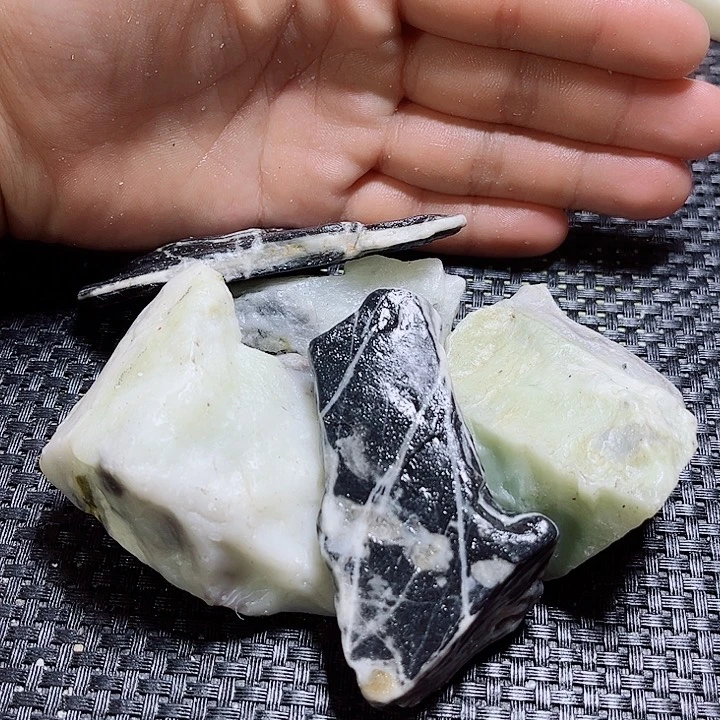 和田玉（糖玉）未镶嵌珠宝奇石