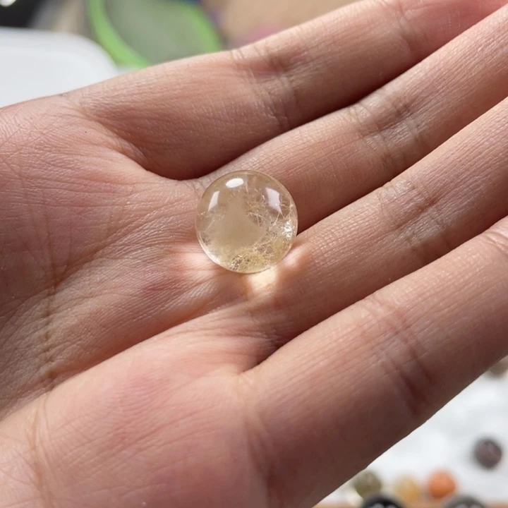 水晶手串未镶嵌有****？兔毛