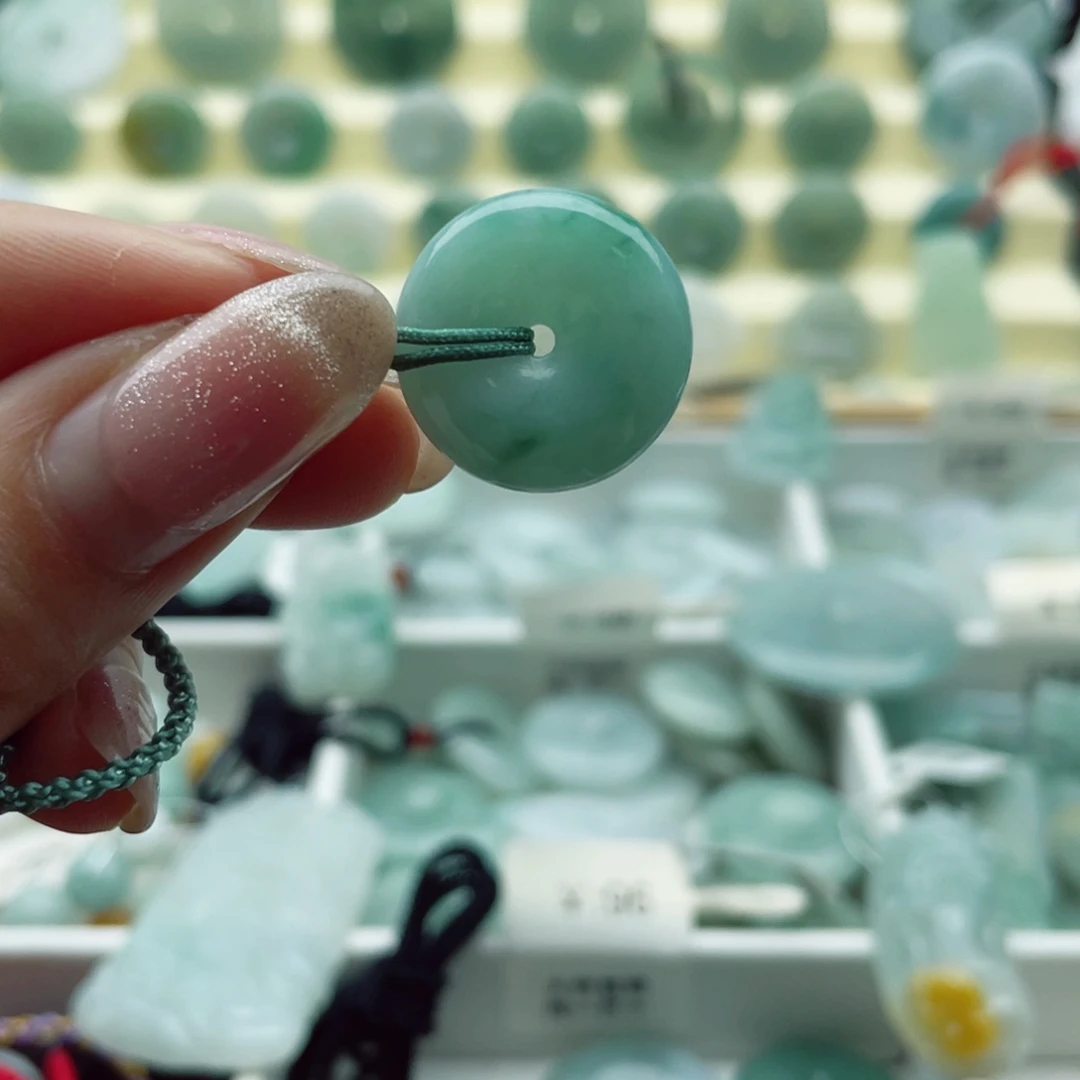 翡翠颈饰未镶嵌天然翡翠