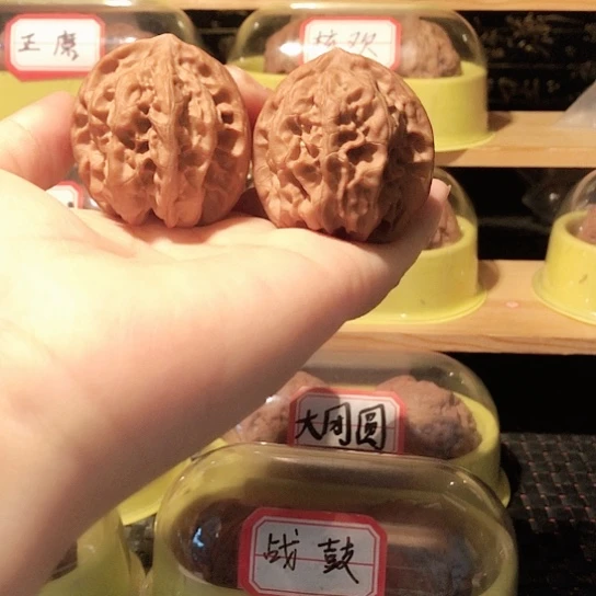 行****肉文玩核桃把件磐石