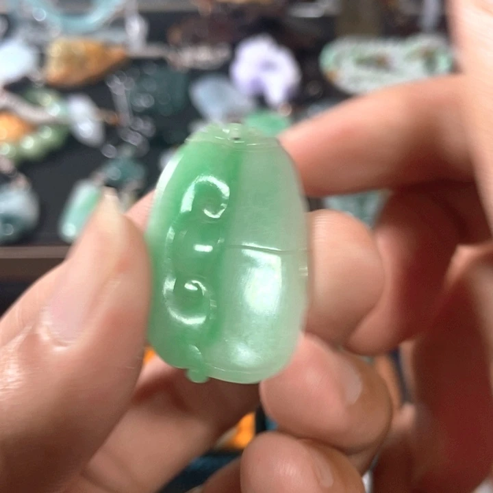 翡翠未镶嵌颈饰如意挂件
