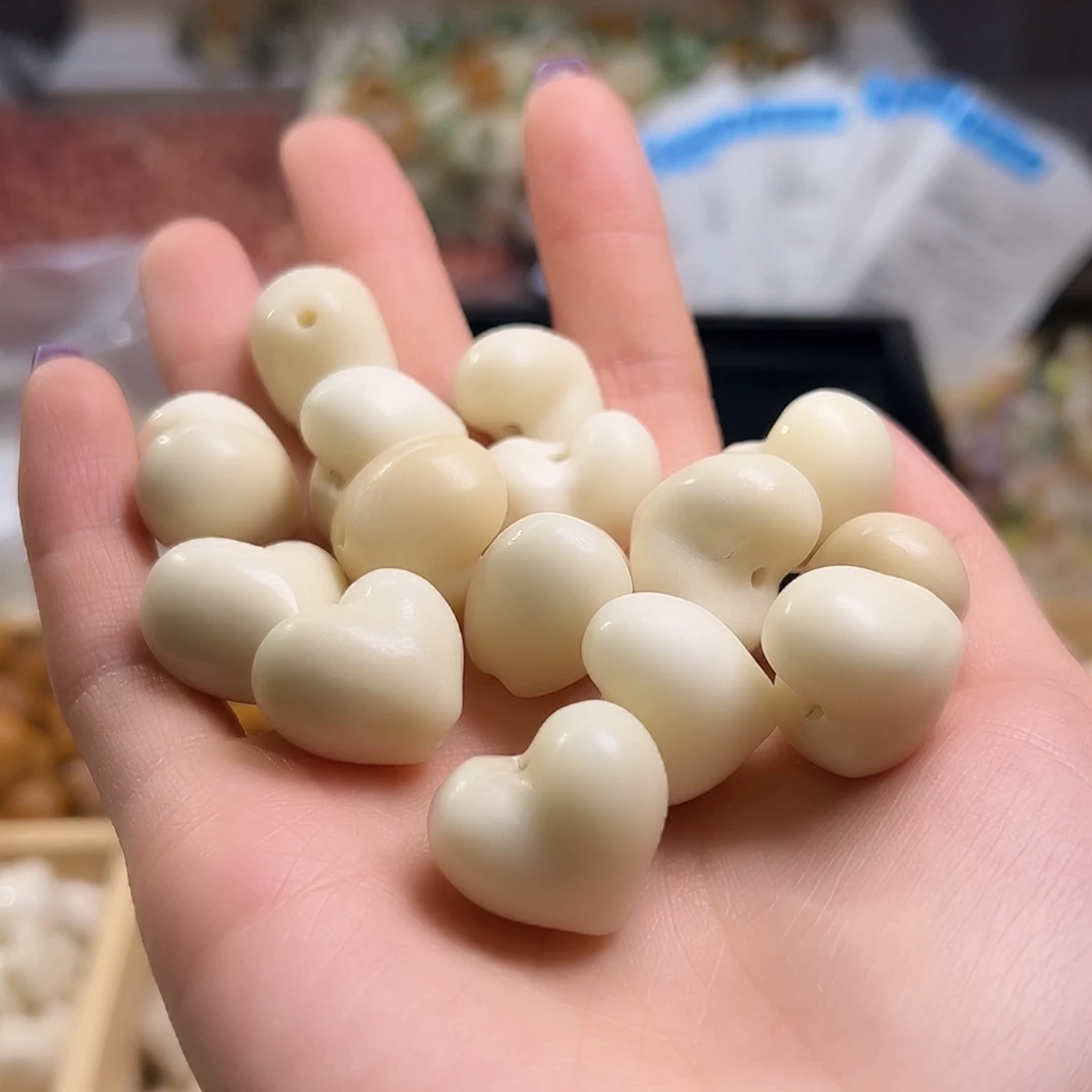 菩提根/象牙果吊坠四颗白爱心有裂瑕疵