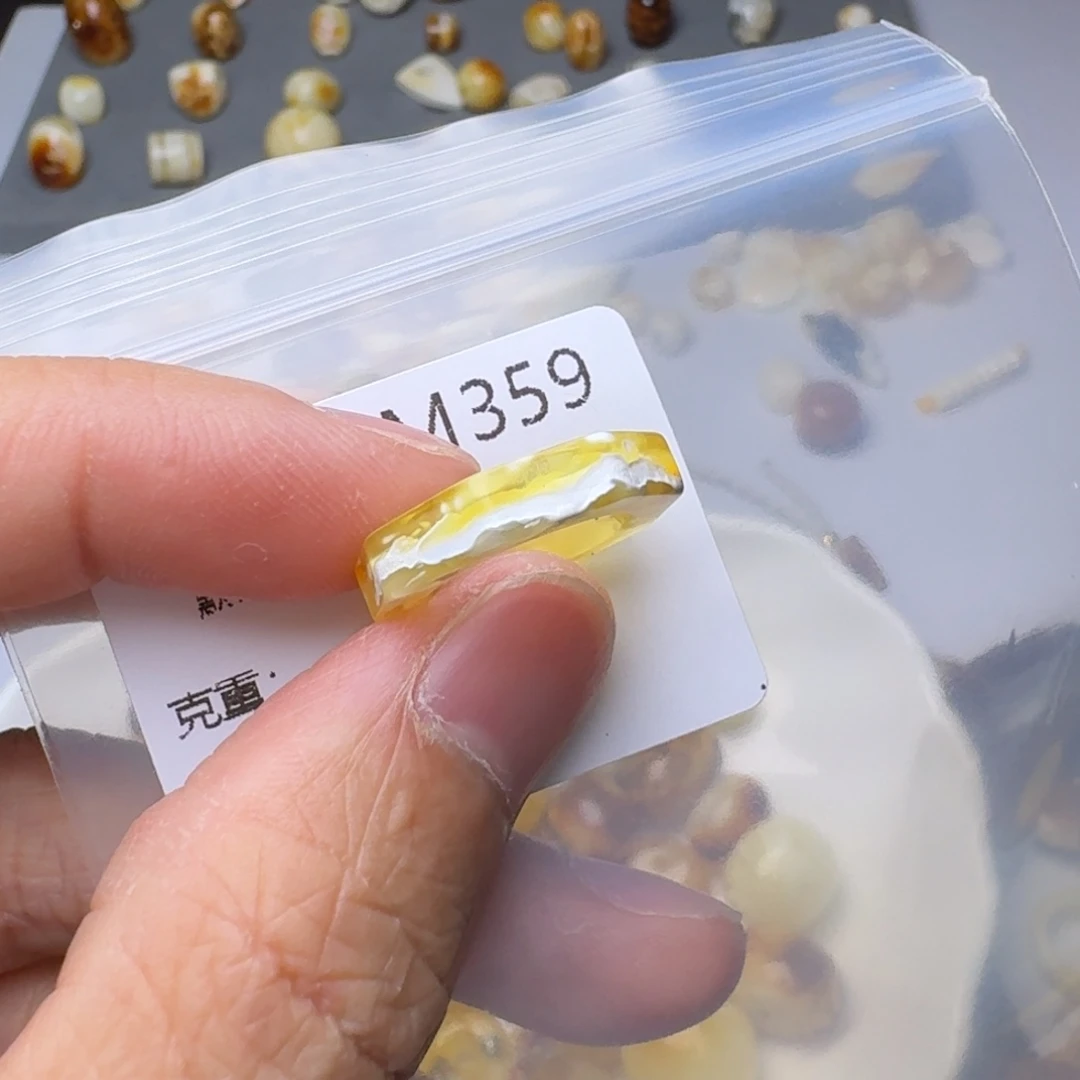 琥珀未镶嵌裸石琥珀